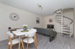 Trendy townhouse on lakes edge with lush parks